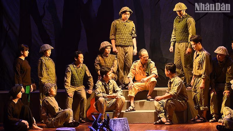 Các nghệ sĩ Nhà hát kịch Việt Nam tái hiện lại buổi huấn thị của Bác Hồ trước cán bộ, chiến sĩ kháng chiến năm xưa. 