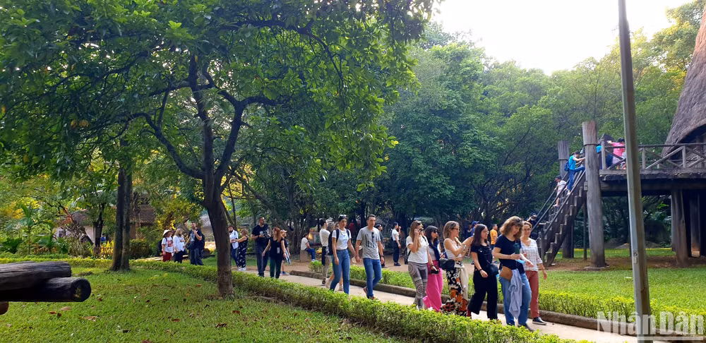 Du khách tham quan Bảo tàng Dân tộc học. (Ảnh: T.LINH)