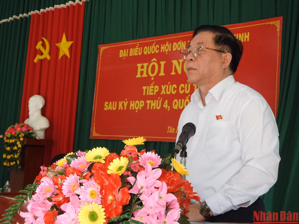 Đồng chí Nguyễn Trọng Nghĩa phát biểu tại hội nghị.