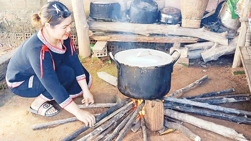  Chị Y Hoa tất bật nấu rượu nếp cẩm men lá.