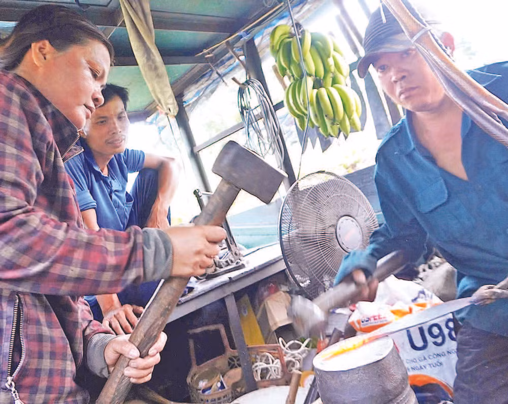 Vợ chồng ông Nhân trui rèn con dao mới cho ông Nguyễn Văn Tây, xã Khánh Hải, huyện Trần Văn Thời, tỉnh Cà Mau.