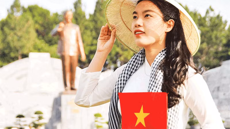 1. Các ngày lễ lớn của đất nước, người dân địa phương và du khách tập trung về quảng trường, lưu lại khoảnh khắc đẹp. 