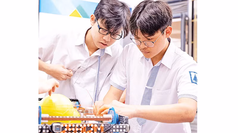 36 thành viên của Câu lạc bộ GreenAms Robotics là những bạn trẻ tài năng, đam mê khoa học và công nghệ.