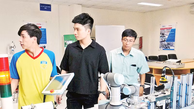 Thành phố Hồ Chí Minh đẩy mạnh đào tạo nhân lực tự động hóa để đáp ứng nhu cầu doanh nghiệp FDI.