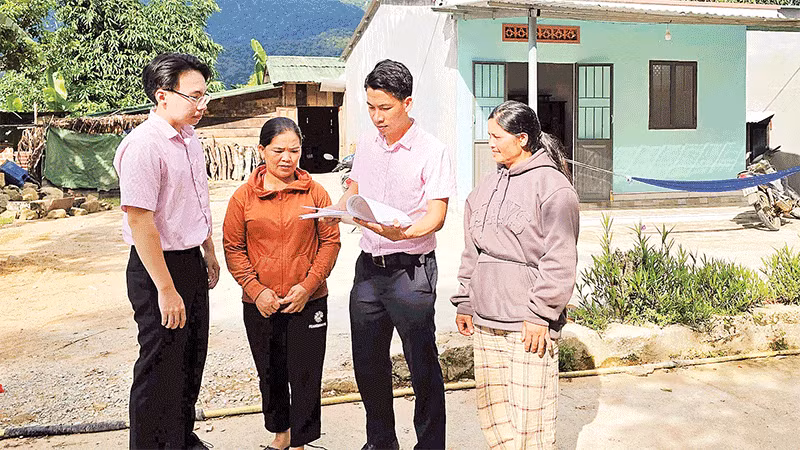 Cán bộ Ngân hàng Chính sách xã hội huyện Đăk Glei tuyên truyền giúp người dân sử dụng nguồn vốn vay hiệu quả.