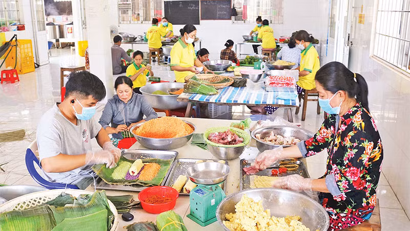 Cơ sở kinh doanh bánh tét Hai Lý, xã Kim Hòa, huyện Cầu Ngang, tỉnh Trà Vinh gói bánh phục vụ nhu cầu thị trường.