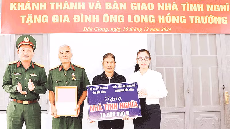 Bộ Chỉ huy Quân sự tỉnh Đắk Nông và Vietcombank chi nhánh Đắk Nông trao nhà mới tặng gia đình cựu chiến binh khó khăn về nhà ở.