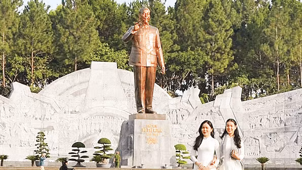 2. Tượng đài Chủ tịch Hồ Chí Minh bằng đồng nguyên khối lớn nhất Việt Nam, điểm nhấn của Quảng trường Đại Đoàn Kết.