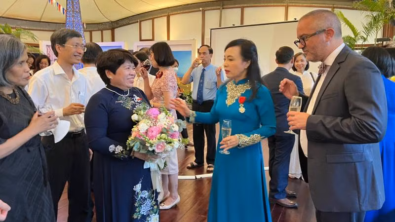Các đại biểu chúc mừng PGS, TS Nguyễn Thị Kim Tiến.