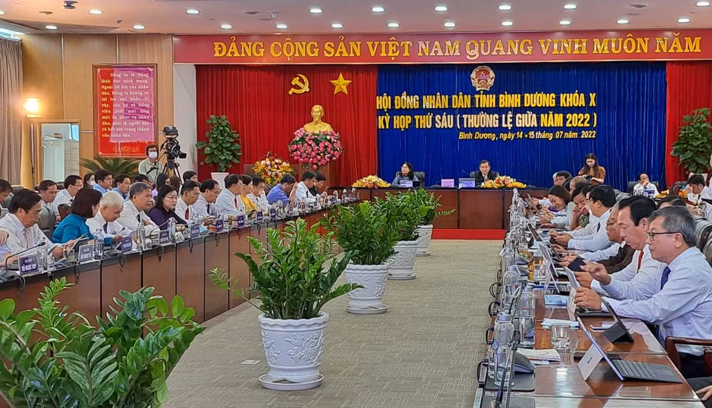 Các đại biểu nhấn nút thông qua Nghị quyết. (Ảnh: TRỊNH BÌNH).