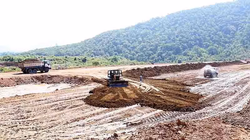 Nhà thầu đang đẩy nhanh tiến độ thi công để bảo đảm khối lượng công trình trước mùa lũ năm 2022 đang gần kề.