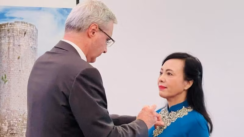 Đại sứ Nicolas Warnery thừa lệnh Tổng thống Pháp trao Huân chương Bắc Đẩu Bội tinh cho PGS, TS Nguyễn Thị Kim Tiến. 