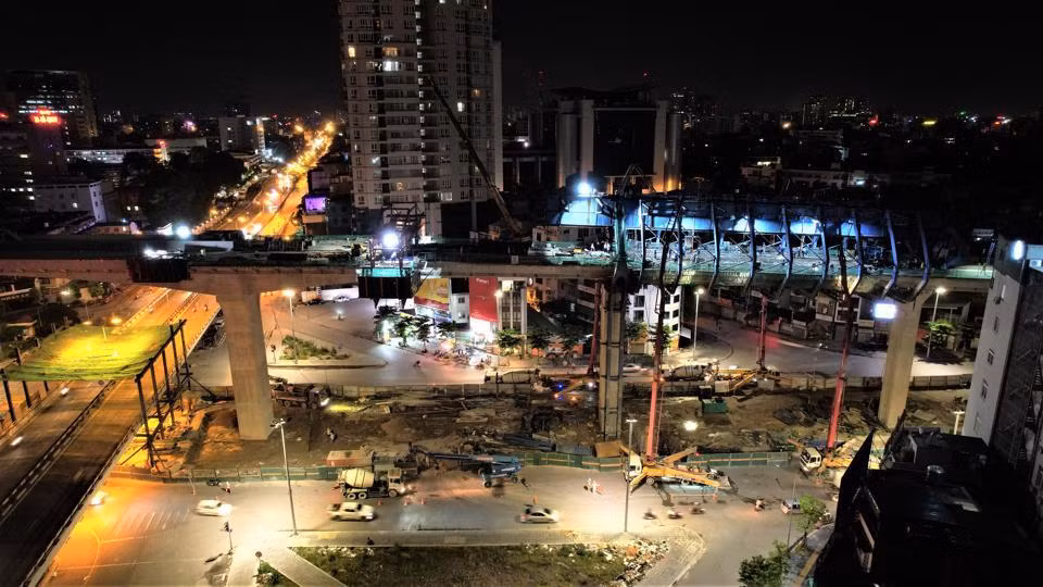 Nhịp cuối cùng của đường Vành đai 2 trên cao đã được hợp long vào rạng sáng 15/7.