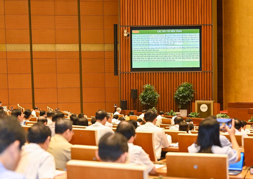 Hội nghị diễn ra trong hai ngày 21, 22/7 với các chuyên đề do các đồng chí lãnh đạo Đảng và Nhà nước trực tiếp truyền đạt nhằm giúp các đại biểu nắm bắt một cách đầy đủ và có hệ thống tinh thần của Nghị quyết Hội nghị lần thứ năm Ban Chấp hành Trung ương Đảng khóa XIII. Hội nghị diễn ra trong hai ngày 21, 22/7 với các chuyên đề do các đồng chí lãnh đạo Đảng và Nhà nước trực tiếp truyền đạt nhằm giúp các đại biểu nắm bắt một cách đầy đủ và có hệ thống tinh thần của Nghị quyết Hội nghị lần thứ năm Ban Chấp hành Trung ương Đảng khóa XIII.