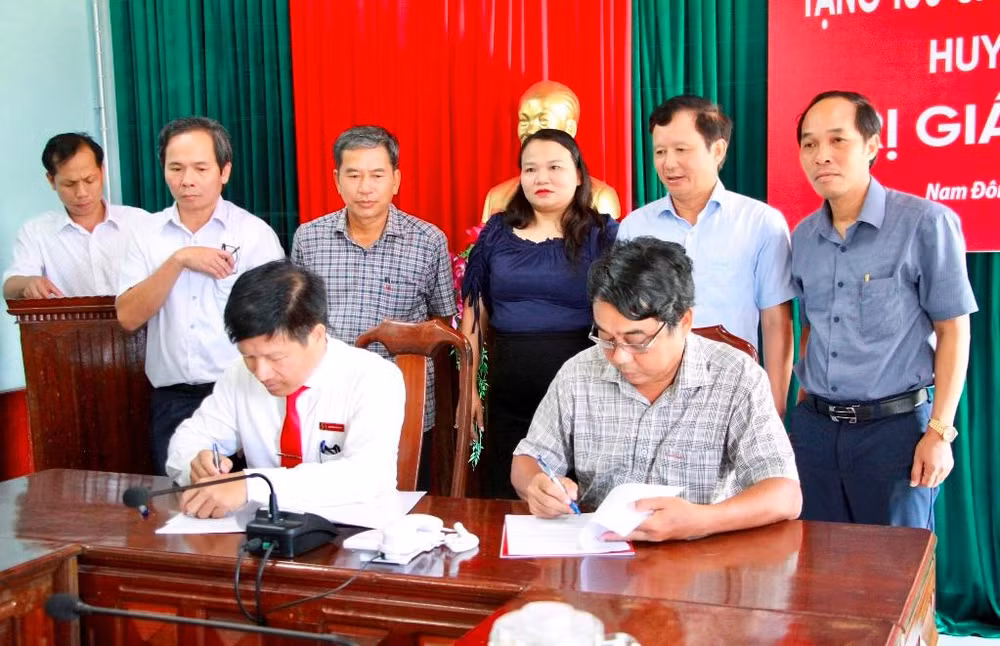 Lãnh đạo Agribank Thừa Thiên Huế và huyện Nam Đông ký kết bảo đảm việc hỗ trợ và tiến độ xây dựng nhà cho người nghèo tại Nam Đông.