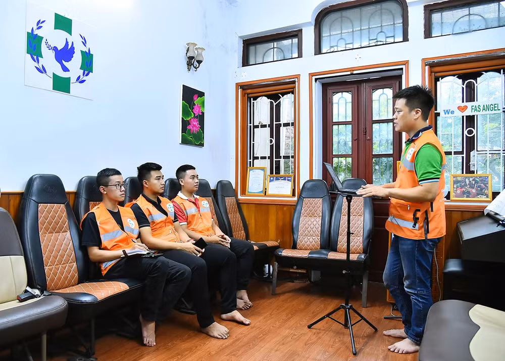 Những thiên thần áo cam ảnh 1