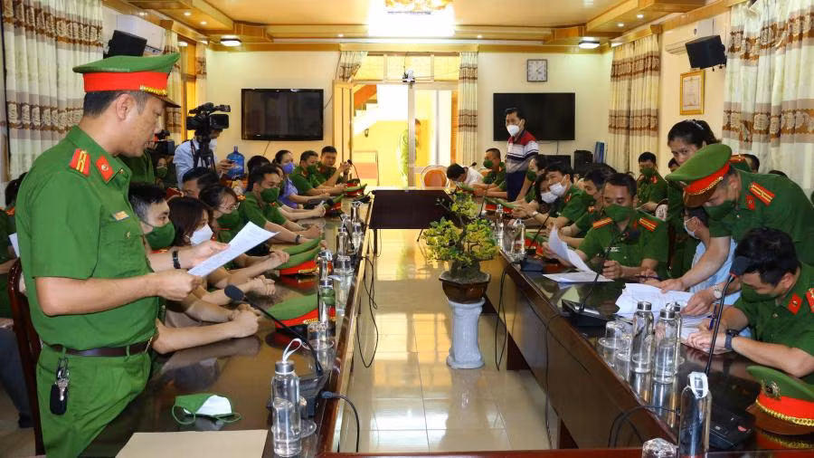 Cơ quan Cảnh sát điều tra, Công an tỉnh Nam Định tống đạt các quyết định khởi tố bị can, bắt tạm giam đối với 5 cán bộ CDC tỉnh hồi cuối tháng 4/2022.