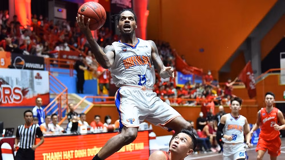 Sự đa dạng trong lối chơi của Jeffery Stubbs khiến các cầu thủ chủ nhà gần như bất lực mỗi khi anh có bóng.