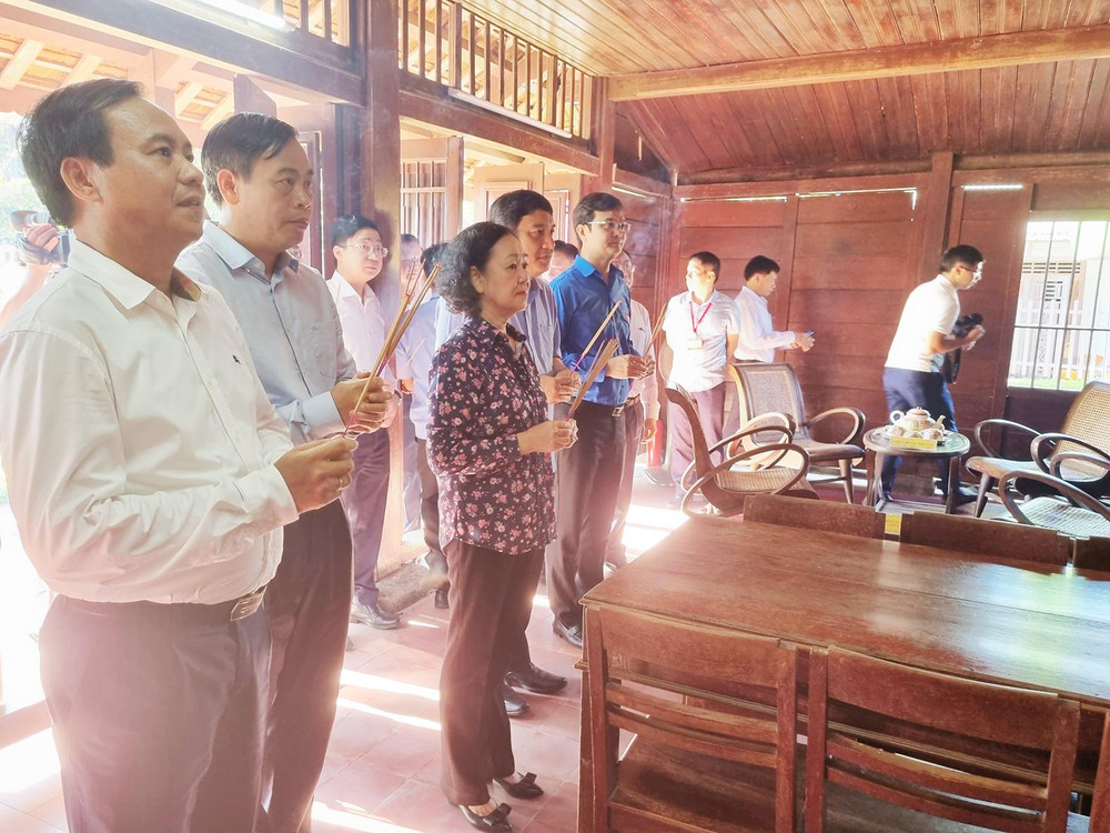 Ủy viên Bộ Chính trị, Bí thư Trung ương Đảng, Trưởng Ban Tổ chức Trung ương Trương Thị Mai cùng lãnh đạo tỉnh Quảng Trị dâng hương tại Nhà lưu niệm Tổng Bí thư Lê Duẩn.