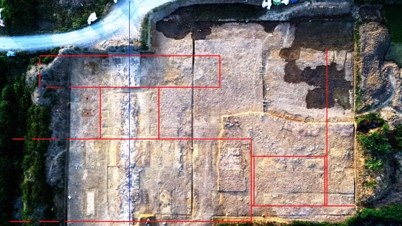 Khu vực Chính điện Thành nhà Hồ.