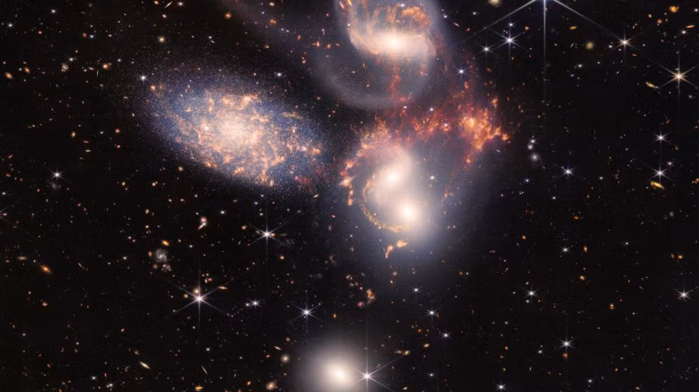 Bộ ngũ thiên hà Stephan, trong đó có bốn thiên hà bị trọng lực buộc lại với nhau. (Ảnh: NASA, ESA, CSA, STScI)