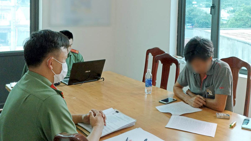 Cơ quan công an làm việc với ông N.T.Th để xử lý vụ việc (Ảnh: Công an tỉnh Lâm Đồng)
