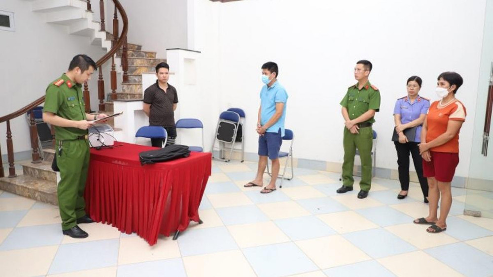 Cơ quan công an thi hành lệnh khám xét Công ty đấu giá Hợp danh Trường Phát, chi nhánh Yên Bái. (Ảnh: Công an Yên Bái cung cấp).