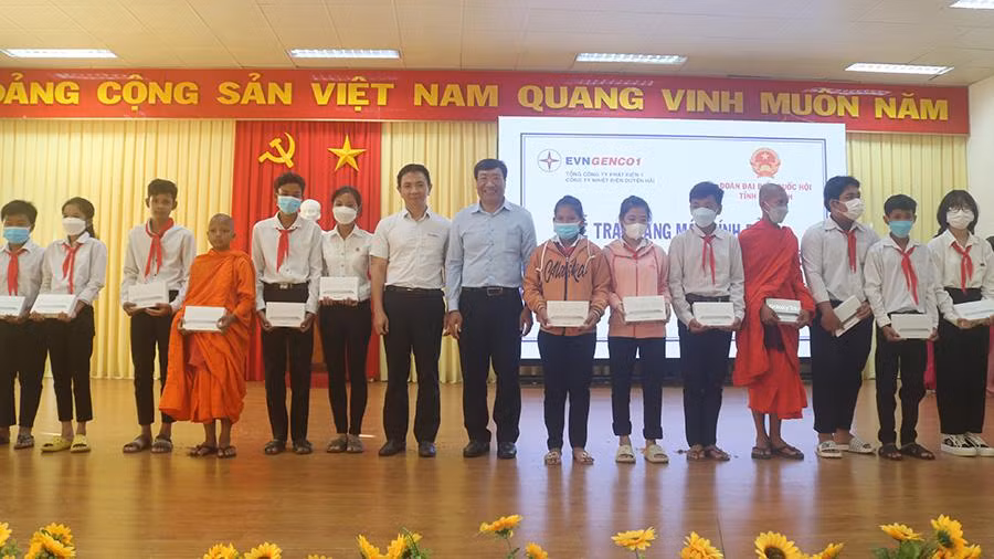 Học sinh có hoàn cảnh khó khăn được hỗ trợ máy tính bảng để phục vụ cho việc học tập.
