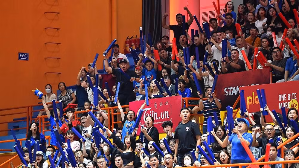 Số ít các cổ động viên Hanoi Buffaloes có mặt tại Nhà thi đấu Tây Hồ là những người được hưởng trọn niềm vui cuối cùng sau trận đấu.