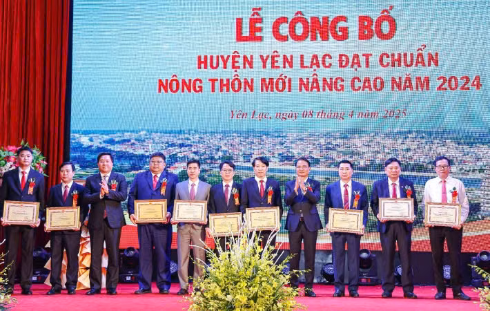 Lãnh đạo tỉnh trao bằng khen cho các tập thể có thành tích xuất sắc.