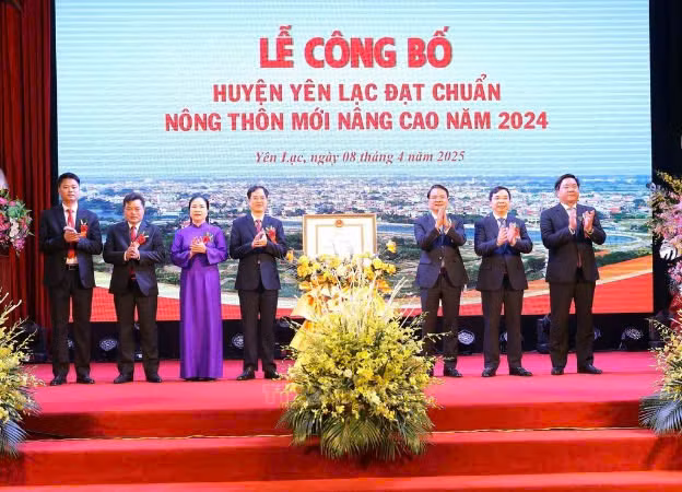 Thường trực Tỉnh ủy Vĩnh Phúc chúc mừng huyện Yên Lạc.