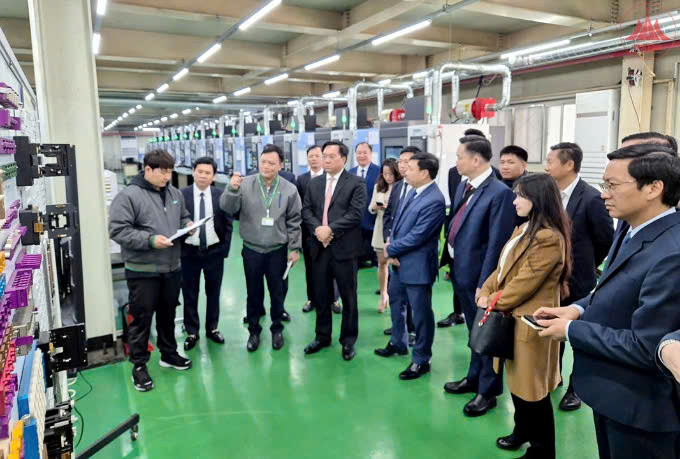 Đoàn công tác tỉnh Vĩnh Phúc tham quan dây chuyền sản xuất tại Công ty JAHWA Hàn Quốc.