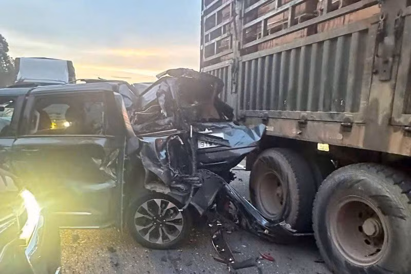 Vụ tai nạn liên hoàn khiến nhiều xe hư hỏng nặng.