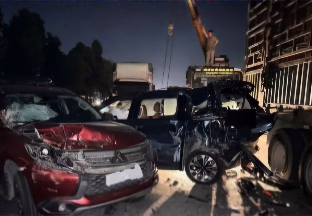 Cẩu xe hư hỏng ra khỏi đường cao tốc.