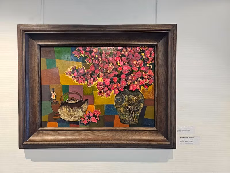 Tranh sơn mài "Hoa giấy" của họa sĩ Tạ Phương Thảo. (Ảnh: MINH DUY)