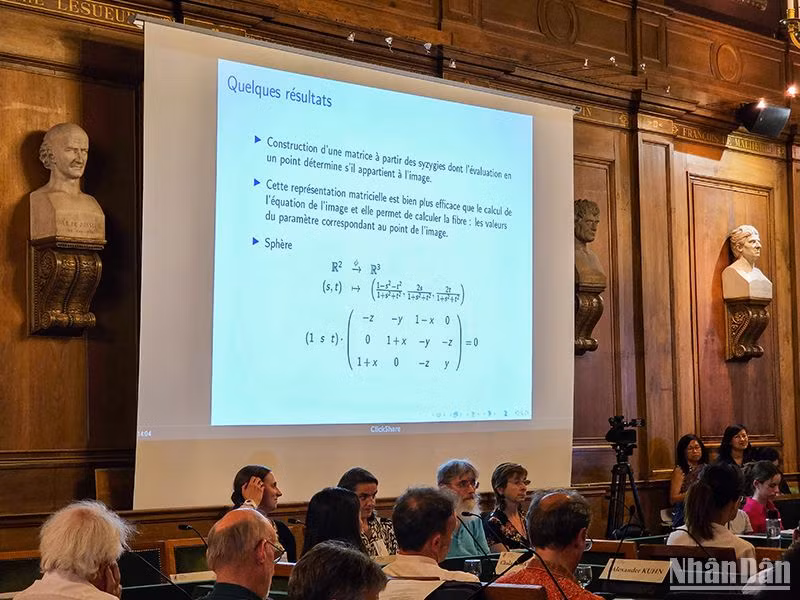 Giới thiệu công trình nghiên cứu lý thuyết toán hình học của nhà khoa học Trần Quang Hòa. (Ảnh: MINH DUY)