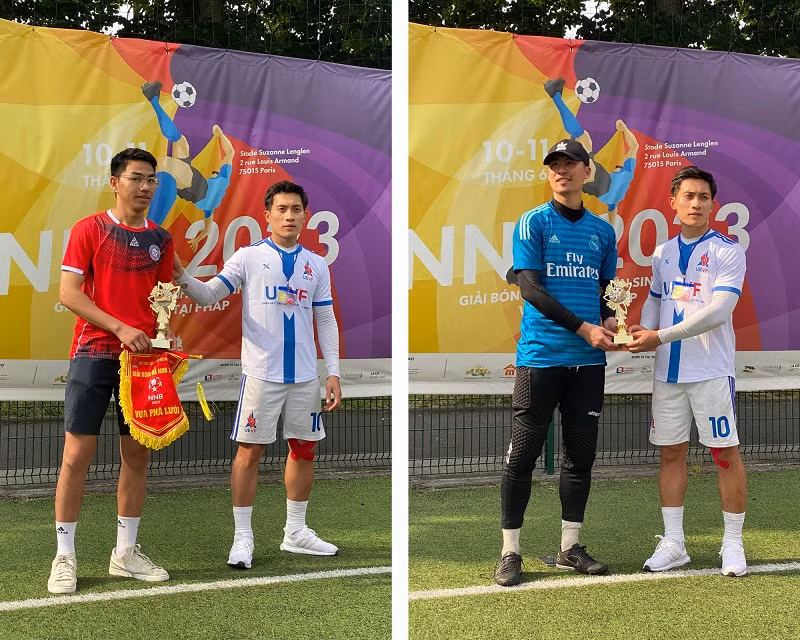 “Vua phá lưới” Marsour Kerime (AEVTL - áo đỏ) và “Thủ môn xuất sắc nhất” Lê Văn Nhật (Gió Lào FC). (Ảnh: MINH DUY)