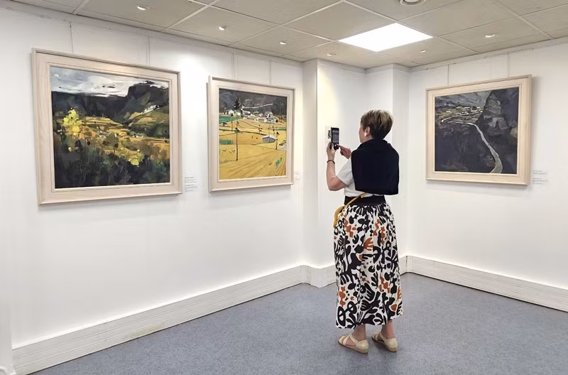 Một góc triển lãm tranh thu hút sự quan tâm của du khách. (Ảnh: MINH DUY)