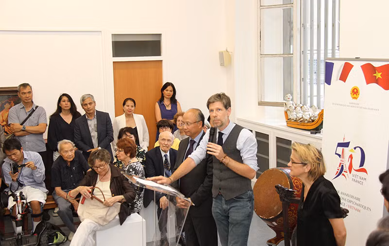 Ông Philippe Charlier, trưởng ban tổ chức triển lãm "Sắc màu Việt Nam" đánh giá cao sự sáng tạo, đa dạng và độc đáo của mỹ thuật đương đại Việt Nam. (Ảnh: KHẢI HOÀN)