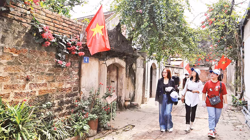Các doanh nghiệp thuộc Câu lạc bộ Lữ hành UNESCO Hà Nội khảo sát tiềm năng du lịch tại Làng cổ Đường Lâm.
