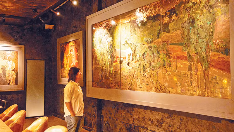 Không gian trưng bày tác phẩm hội họa ở Art bar Việt Nam. (Ảnh HK)