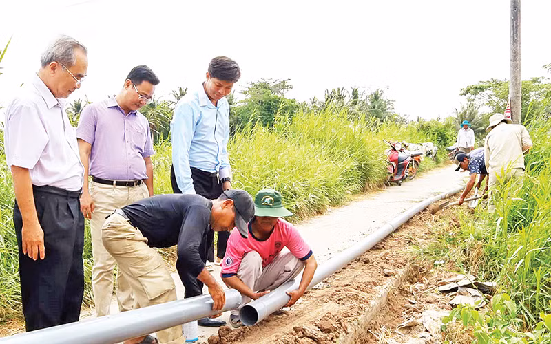 Đấu nối cung cấp nước sạch cho người dân nông thôn Sóc Trăng.
