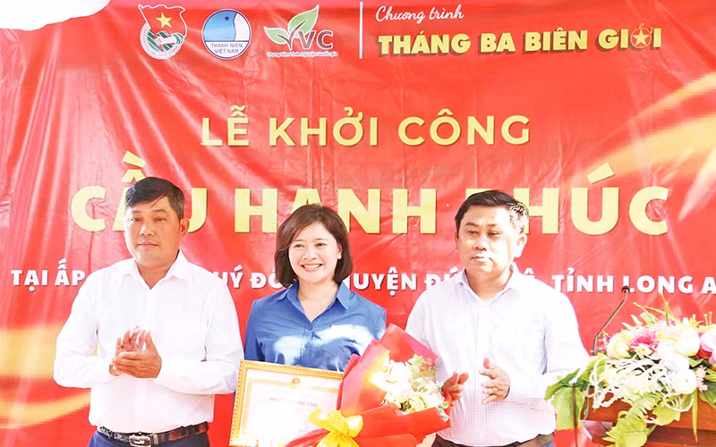 Lãnh đạo xã Mỹ Quý Tây, huyện Đức Huệ (Long An) trao thư cảm ơn Trung ương Đoàn đã trao kinh phí và khởi công cầu hạnh phúc trên địa bàn xã.