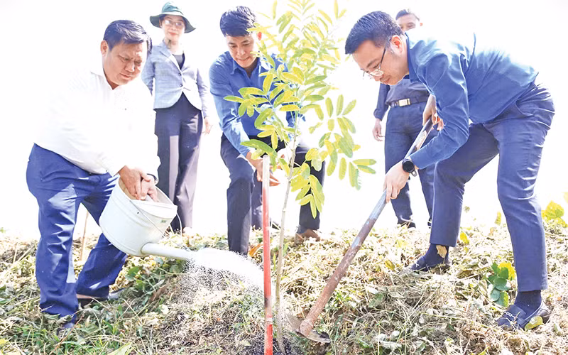 Đại diện lãnh đạo Trung ương Đoàn và tỉnh Long An phát động phong trào trồng hàng cây biên giới.