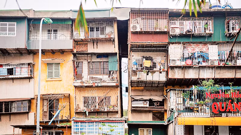 Nhà tập thể G6A Thành Công đơn nguyên 1-2 bị nghiêng đổ và tách rời, khe hở khoảng hơn 1m.