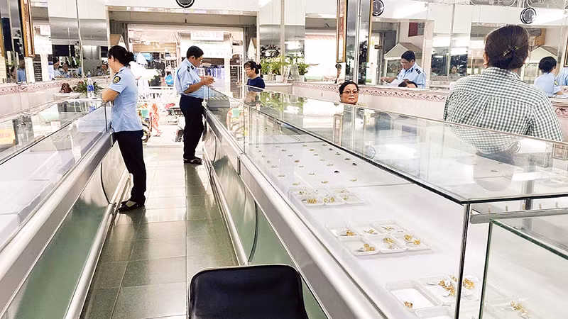 Lực lượng chức năng kiểm tra cửa hàng kinh doanh vàng trên địa bàn Thành phố Hồ Chí Minh.