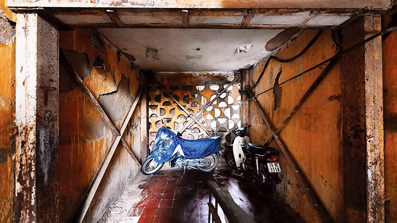 Nhà G6A Thành Công (quận Ba Đình) sử dụng từ năm 1987, hiện nay thuộc diện nhà nguy hiểm cấp độ D, một trong những khu nhà nguy hiểm nhất tại Hà Nội.