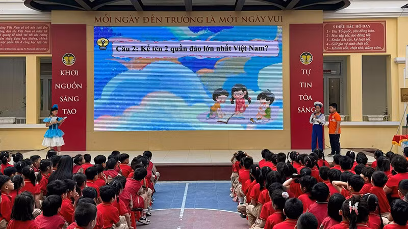 Giờ sinh hoạt dưới cờ của học sinh Trường tiểu học chất lượng cao Tràng An (quận Hoàn Kiếm, Hà Nội).