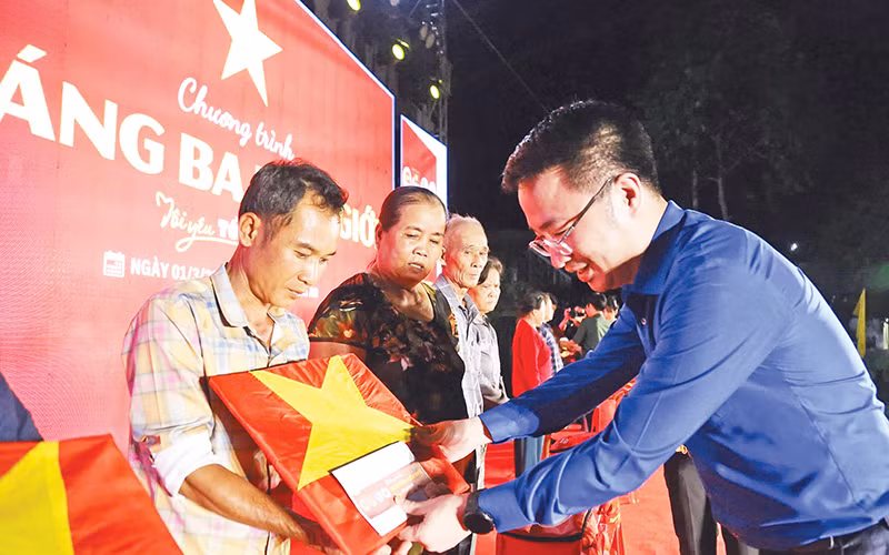 Học sinh có hoàn cảnh khó khăn khu vực biên giới thuộc xã Mỹ Quý Tây, huyện Đức Huệ, tỉnh Long An được Trung ương Đoàn trao tặng xe đạp.