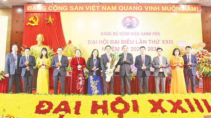 Lãnh đạo Quận ủy Ba Đình chúc mừng Ban Chấp hành Đảng bộ Bệnh viện Xanh Pôn nhiệm kỳ 2025-2030.